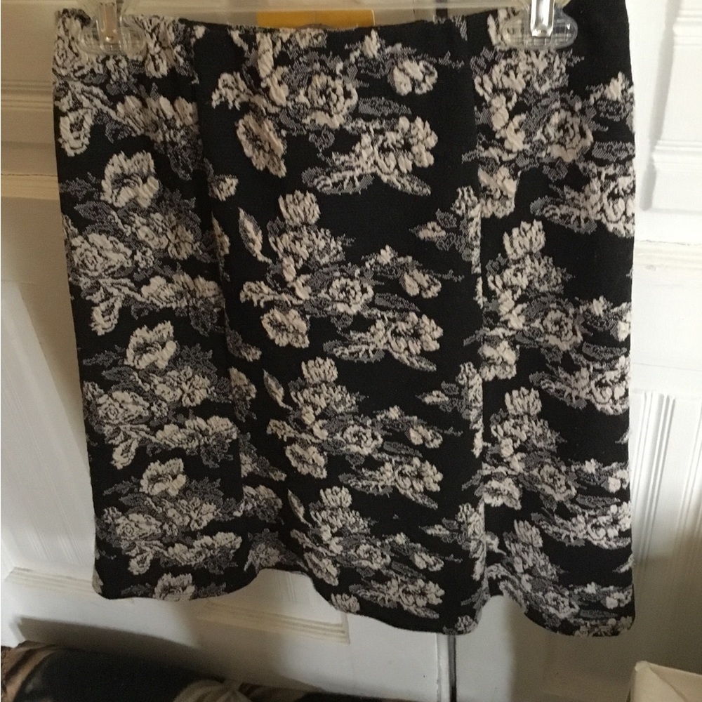 Joe B short skirt pull on black with roses